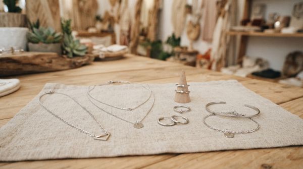 Se faire plaisir avec des bijoux en acier inoxydable à petits prix : élégance et durabilité